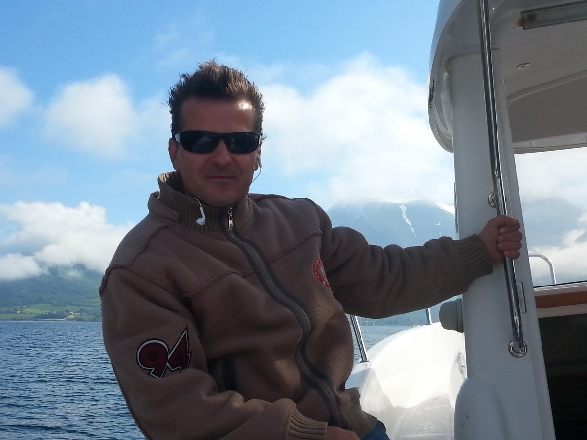 DAREK KNAPIK