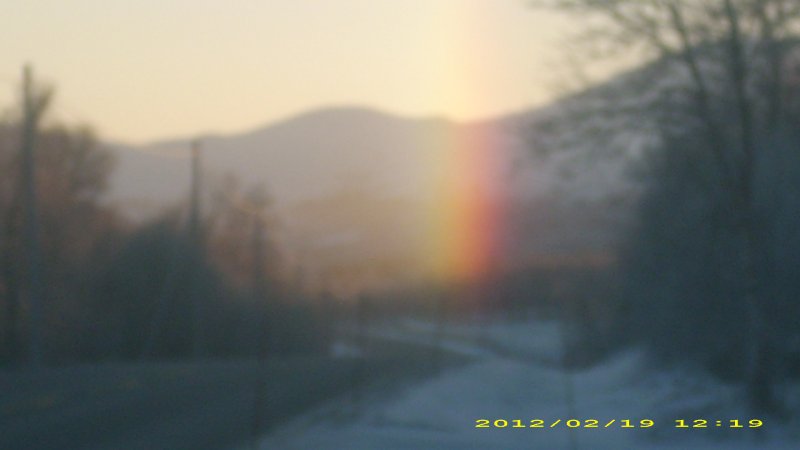 Pionowa tecza na mrozie